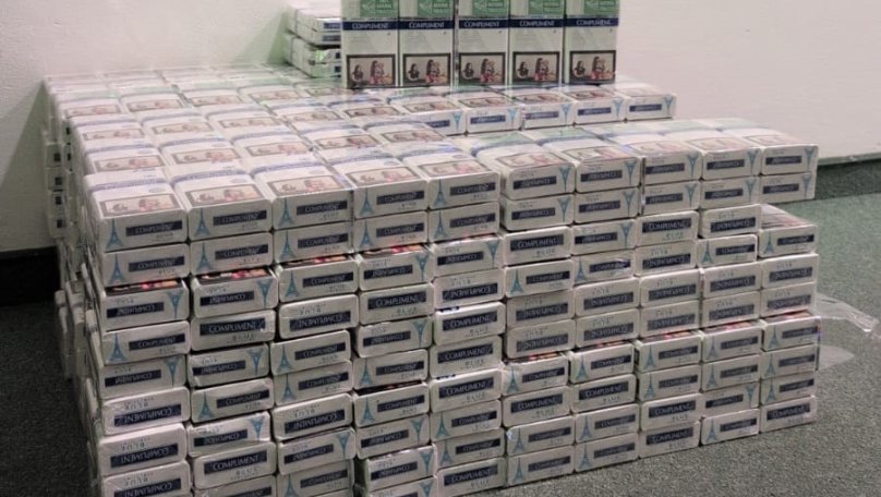 На Львівщині жінка намагалась  провезти за кордон контрабандні сигарети в даху мікроавтобуса
