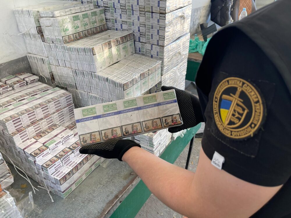 Львівські митники зупинили контрабанду цигарок на кордоні з Польщею