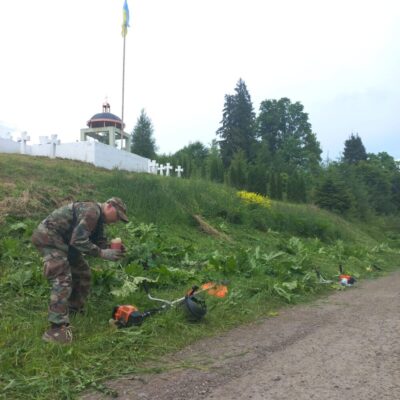 На Львівщині фахівці меморіально-пошукового центру «Доля» упорядкували військові меморіали (фото)