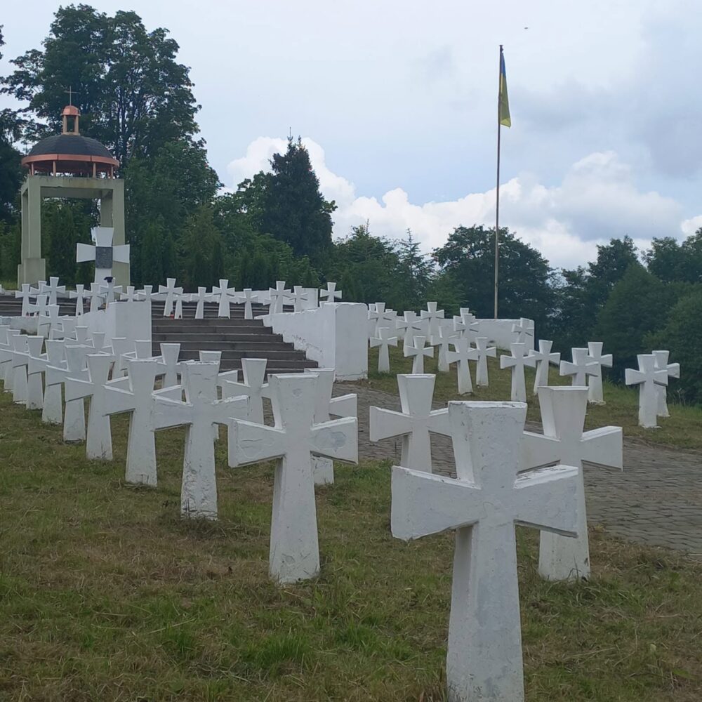 На Львівщині фахівці меморіально-пошукового центру «Доля» упорядкували військові меморіали (фото)