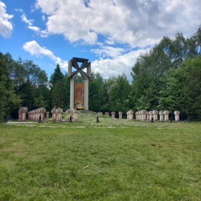 На Львівщині фахівці меморіально-пошукового центру «Доля» упорядкували військові меморіали (фото)