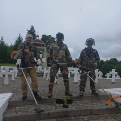 На Львівщині фахівці меморіально-пошукового центру «Доля» упорядкували військові меморіали (фото)