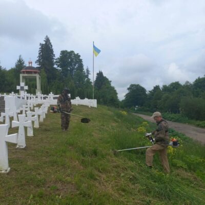 На Львівщині фахівці меморіально-пошукового центру «Доля» упорядкували військові меморіали (фото)