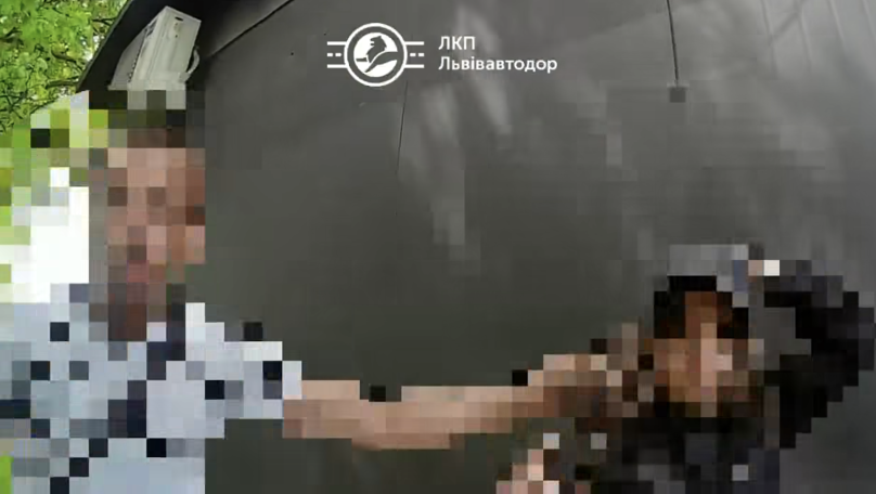 У Львові суд виніс вирок чоловікові, який тягав двох контролерок за волосся
