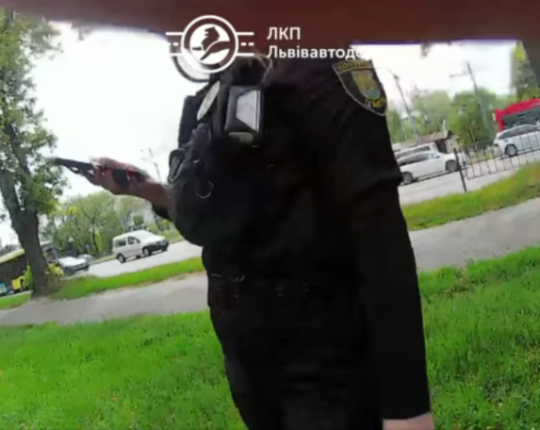 У Львові чоловік напав на контролерок після перевірки оплати проїзду