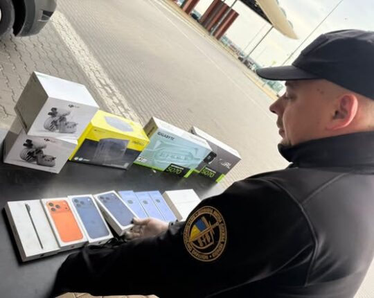 Львівські митники викрили водія рейсового автобуса, який приховав масштабну контрабанду гаджетів