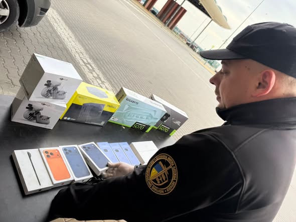 Львівські митники викрили водія рейсового автобуса, який приховав масштабну контрабанду гаджетів