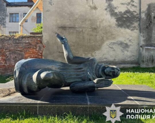 У Дрогобичі затримали чоловіка, який пошкодив меморіал жертвам нацистської окупації