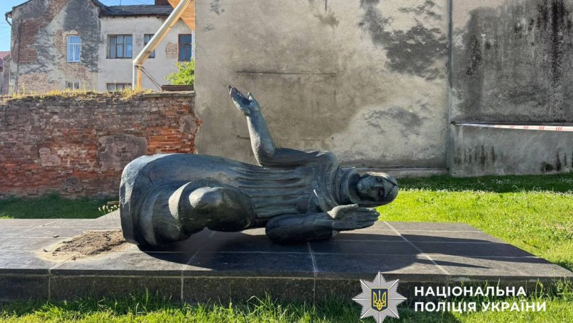 У Дрогобичі затримали чоловіка, який пошкодив меморіал жертвам нацистської окупації