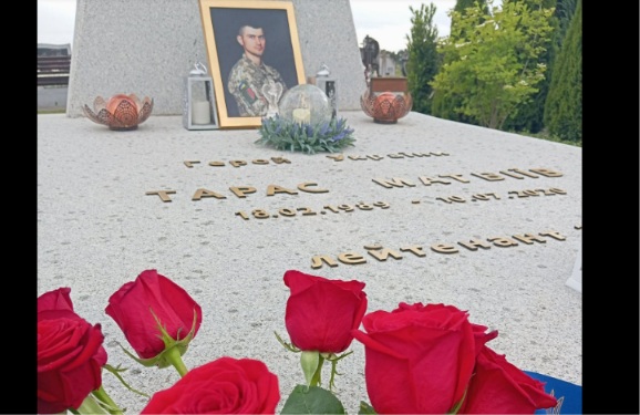 Поліція розшукує вандалів, які пошкодили могилу Героя України Тараса Матвіїва у Жидачеві