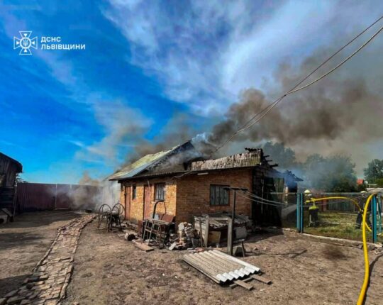 На Львівщині рятувальники ліквідували пожежу в господарській будівлі
