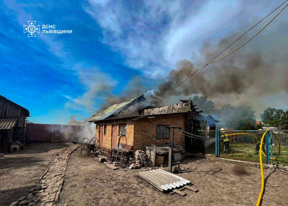На Львівщині рятувальники ліквідували пожежу в господарській будівлі
