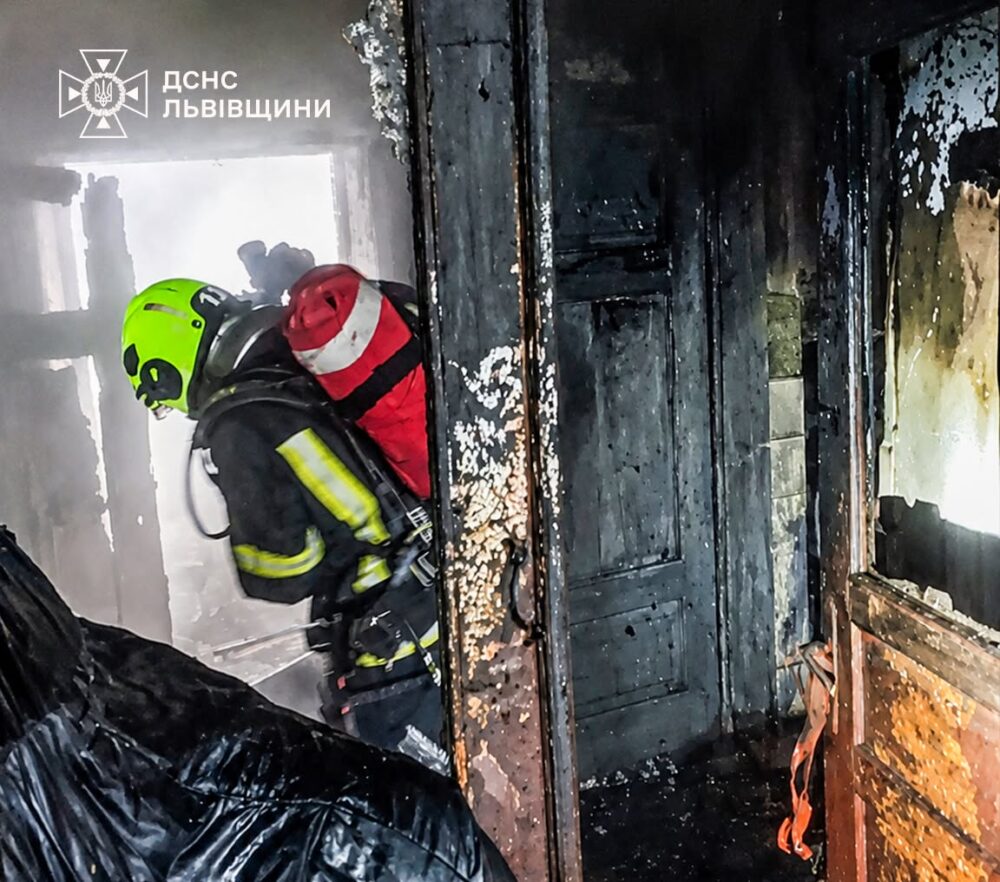 На Львівщині рятувальники ліквідували пожежу та не допустили знищення житлового будинку