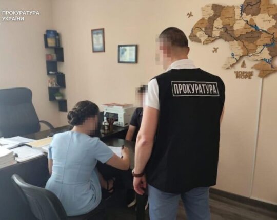 Посадовицю ліцею на Львівщині судитимуть за переплати на закупівлях меблів і техніки на 1,4 млн грн