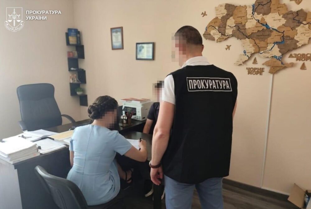 Посадовицю ліцею на Львівщині судитимуть за переплати на закупівлях меблів і техніки на 1,4 млн грн