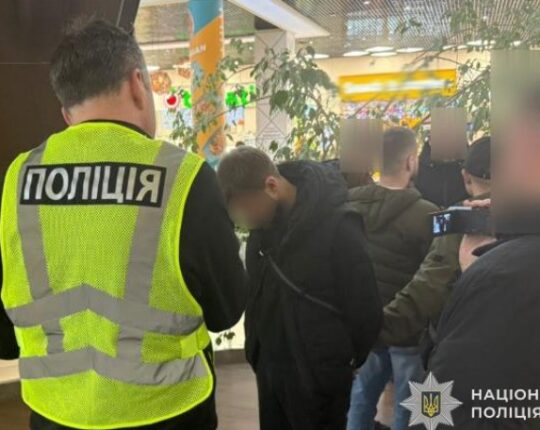 У Львові судили рекетирів, які погрожували родині, побили боржника та вимагали 120 тисяч доларів