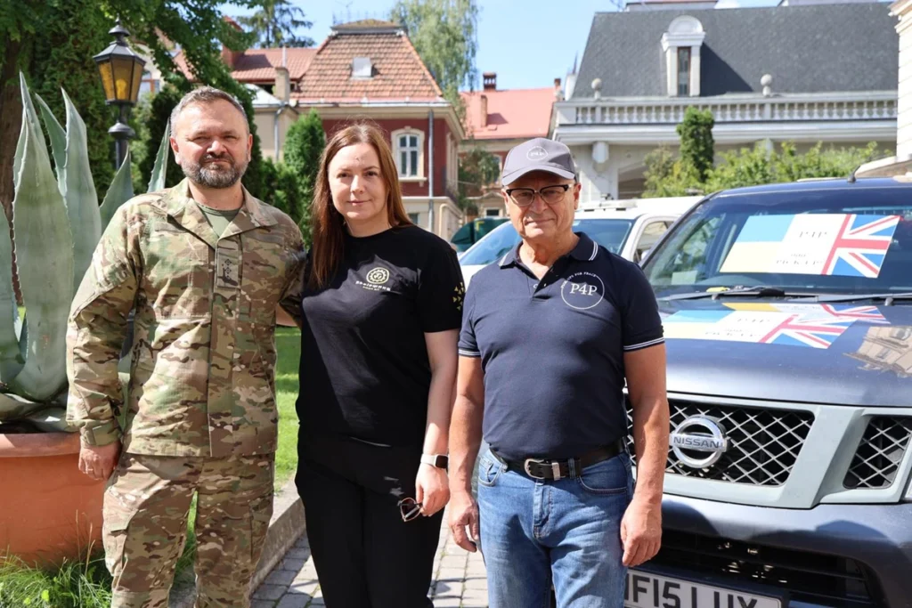 Британські благодійники передали українським захисникам ще 20 позашляховиків (фото)