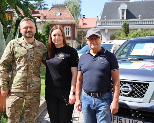 Британські благодійники передали українським захисникам ще 20 позашляховиків (фото)