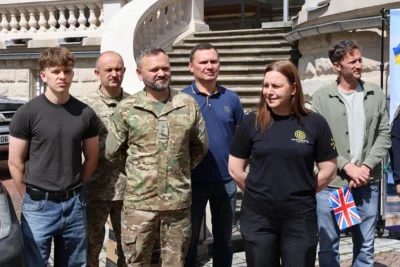Британські благодійники передали українським захисникам ще 20 позашляховиків (фото)