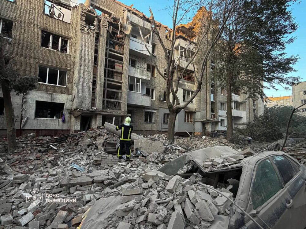 У Львові після ракетного удару вже 37 постраждалих, пошукові роботи тривають (фото, відео)