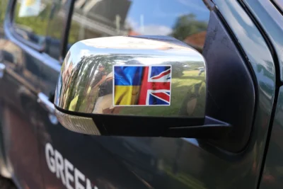 Британські благодійники передали українським захисникам ще 20 позашляховиків (фото)