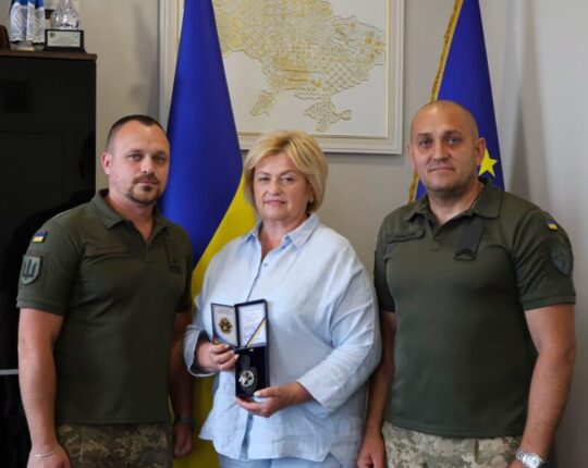 Мостиська громада отримала від військових пам’ятний нагрудний знак за підтримку ЗСУ