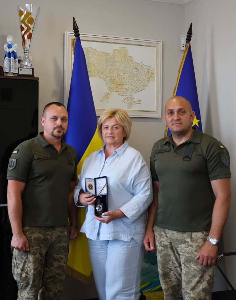 Мостиська громада отримала від військових пам’ятний нагрудний знак за підтримку ЗСУ
