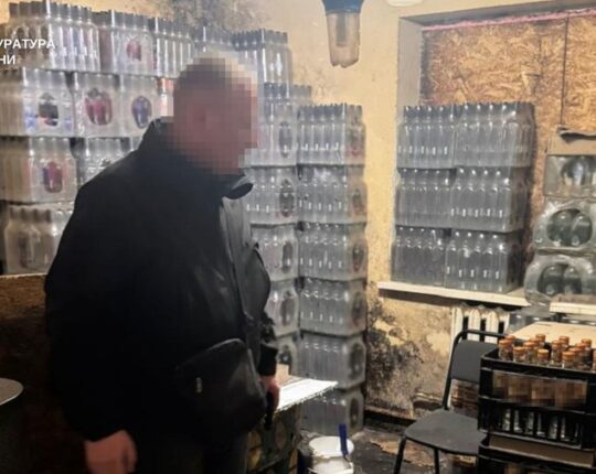 На Львівщині судитимуть чоловіка за підпільне виготовлення алкоголю та тютюну на 1,2 млн грн