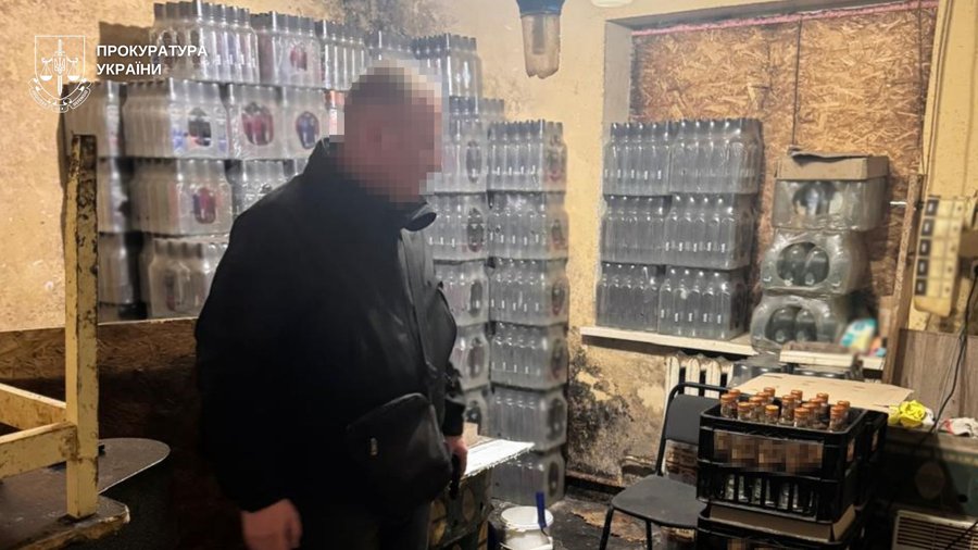 На Львівщині судитимуть чоловіка за підпільне виготовлення алкоголю та тютюну на 1,2 млн грн