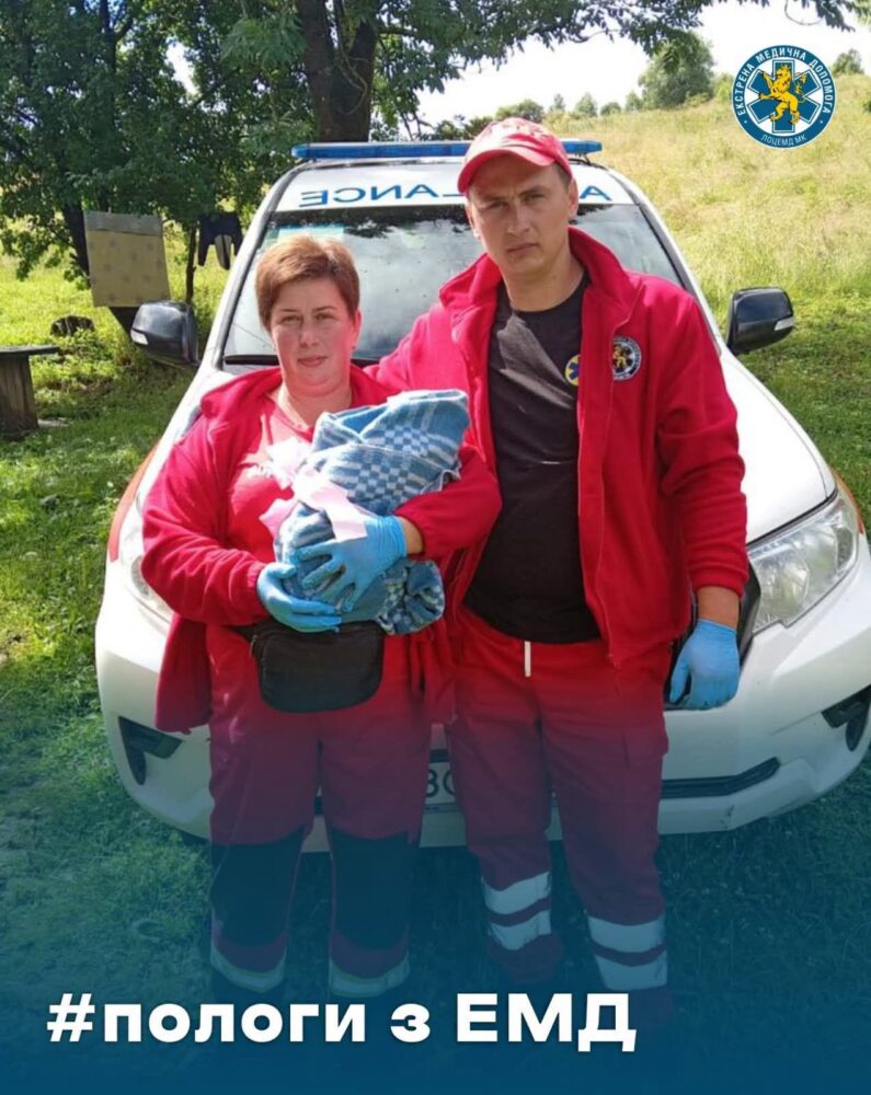 На Львівщині медики екстреної допомоги прийняли стрімкі пологи вдома
