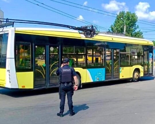 У Львові водій зупинив тролейбус через гранату посеред дороги