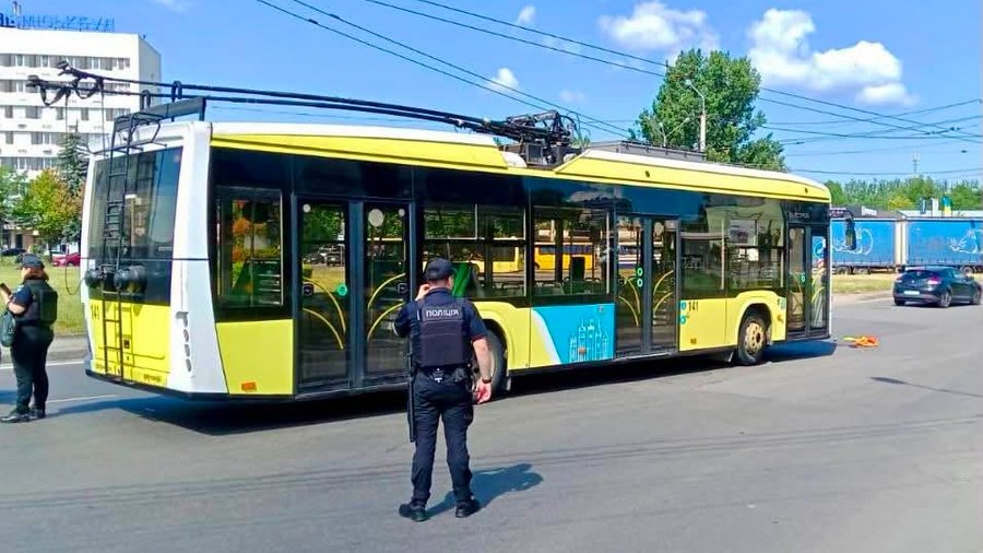 У Львові водій зупинив тролейбус через гранату посеред дороги