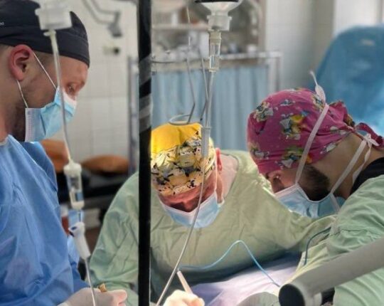 Хірурги Університетської лікарні видалили львів’янину судинну пухлину шиї, з якою він жив 15 років