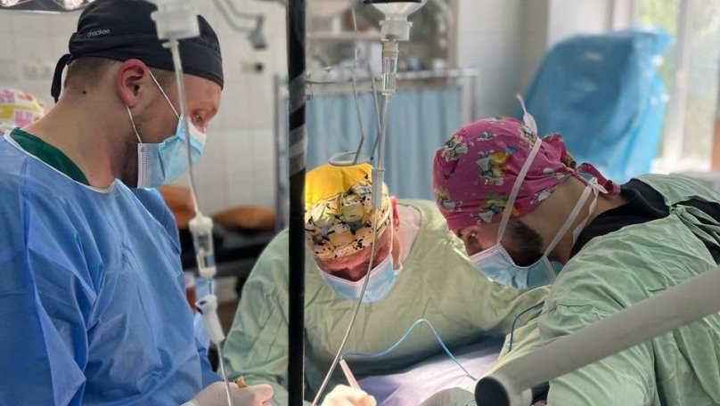 Хірурги Університетської лікарні видалили львів’янину судинну пухлину шиї, з якою він жив 15 років
