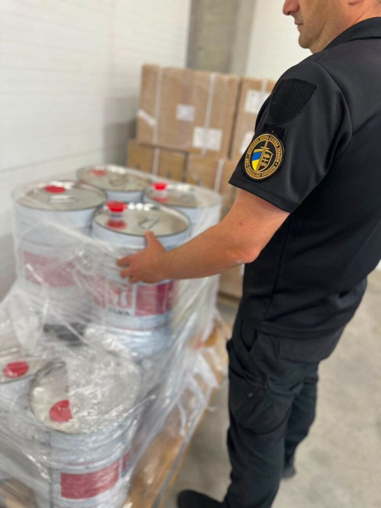 Львівські митники викрили спробу ввезення прекурсорів під виглядом розчинника