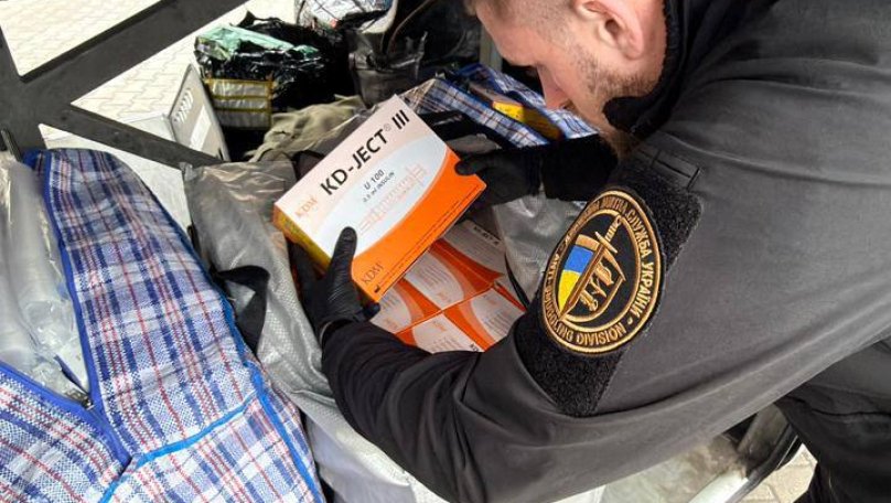 На Львівщині митники вилучили понад 22 тисячі інсулінових шприців, прихованих у тайнику та сумках