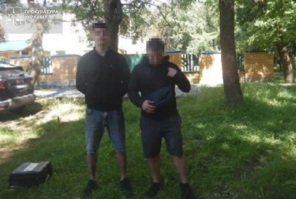 У Львові біля дитсадка затримали двох чоловіків із 75 згортками PVP