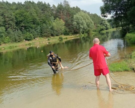 На Львівщині водолази дістали з озера тіло невідомого чоловіка