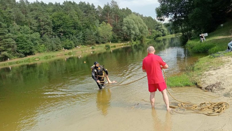 На Львівщині водолази дістали з озера тіло невідомого чоловіка