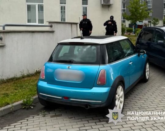 У Львові в автомобілі знайшли тіло чоловіка з вогнепальним пораненням