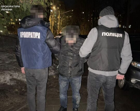 На Львівщині судитимуть екскерівника благодійної організації, який за $14 тисяч обіцяв організувати незаконний виїзд за кордон