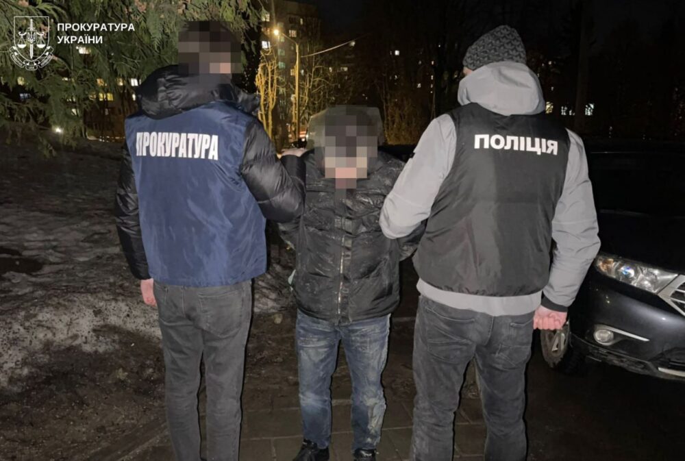 На Львівщині судитимуть екскерівника благодійної організації, який за $14 тисяч обіцяв організувати незаконний виїзд за кордон