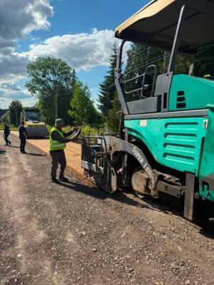На Львівщині ремонтують дорогу Підкамінь – Чепелі: оновлять близько 2 кілометрів покриття (фото)