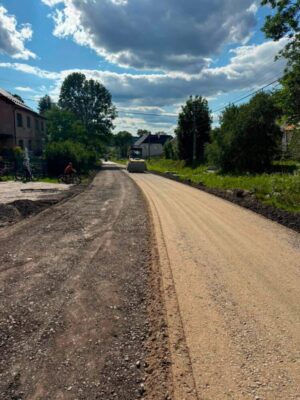 На Львівщині ремонтують дорогу Підкамінь – Чепелі: оновлять близько 2 кілометрів покриття (фото)