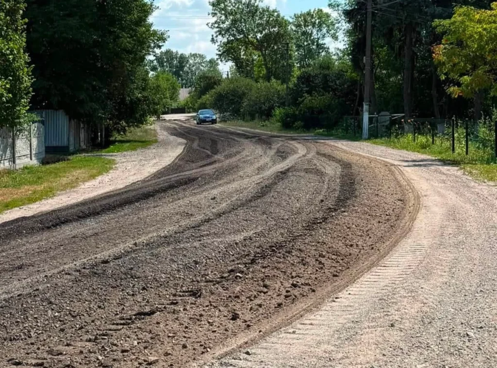 У селі Бортків на Львівщині ремонтують дорогу