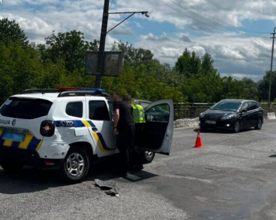 На Львівщині 41-річний водій Range Rover під час втечі збив поліцейського
