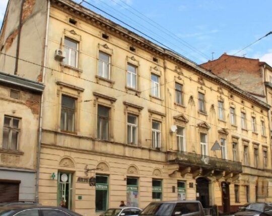 Поліція розслідує пошкодження історичного будинку у Львові через самовільні балкони