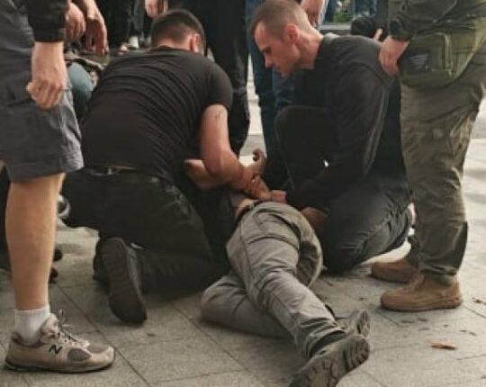 Затриманого на мітингу у Львові чоловіка з ножем перевели до лікарні