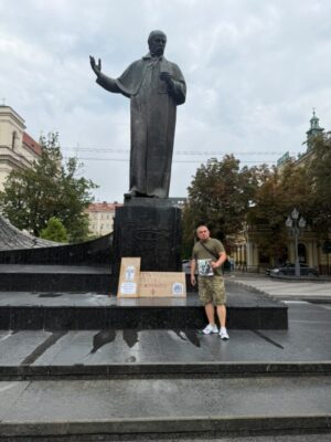 У Львові ветеран війни вийшов на одиночний пікет проти спроб Садового легітимізувати російську церкву у Львові (фото)