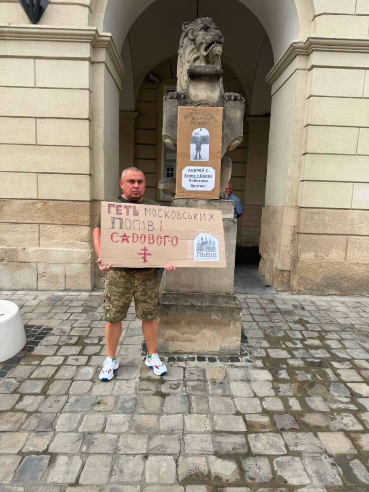 У Львові ветеран війни вийшов на одиночний пікет проти спроб Садового легітимізувати російську церкву у Львові (фото)